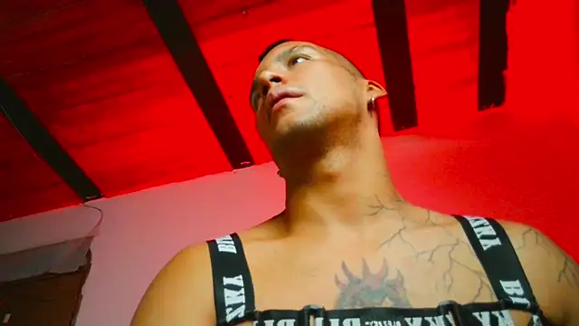 Snapshot of Leonnardo_Jaramillo chatting on 02-25-25, 10:04 Leonnardo Jaramillo online show from 02-25-25, 10:04