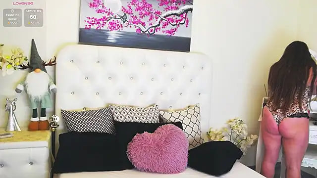 Snapshot of Ysabell01 chatting on 02-11-26, 05:23 Ysabell01 online show from 02-11-26, 05:23