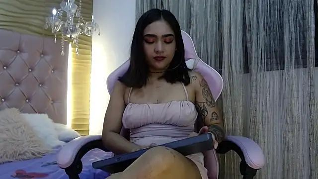 Snapshot of HelenaSwani chatting on 02-19-25, 12:33 HelenaSwani online show from 02-19-25, 12:33