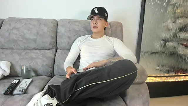 Snapshot of emmanuel_scor chatting on 12-17-25, 01:00 emmanuel scor online show from 12-17-25, 01:00