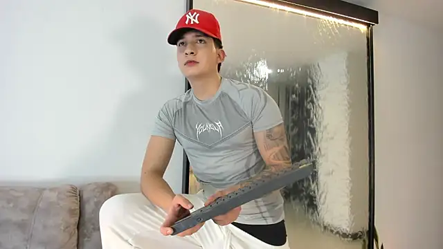 Snapshot of emmanuel_scor chatting on 12-18-25, 03:56 emmanuel scor online show from 12-18-25, 03:56