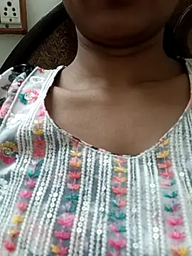 Snapshot of Rajni-Mehra chatting on 03-18-25, 03:31 Rajni-Mehra online show from 03-18-25, 03:31