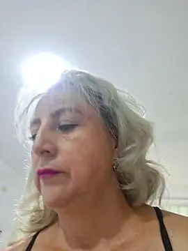Snapshot of almaluna7 chatting on 06-12-26, 11:25 almaluna7 online show from 06-12-26, 11:25