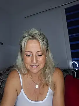 Snapshot of almaluna7 chatting on 06-17-26, 12:35 almaluna7 online show from 06-17-26, 12:35