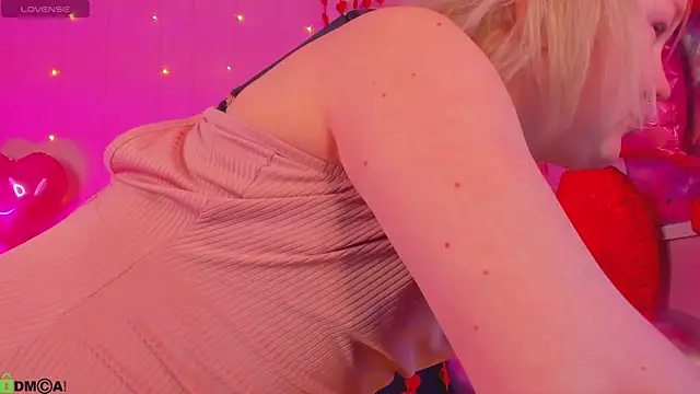 Snapshot of Sara_Robinson chatting on 02-14-26, 03:03 Sara Robinson online show from 02-14-26, 03:03