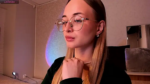 Tiffanyhunt online show from 11-17-25, 01:17