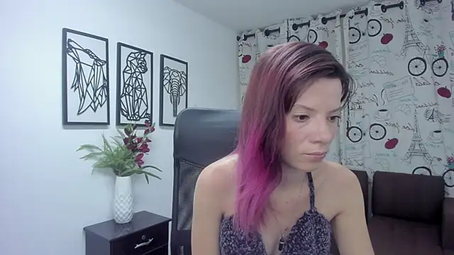 Snapshot of DanaaRey chatting on 02-19-25, 11:28 DanaaRey online show from 02-19-25, 11:28