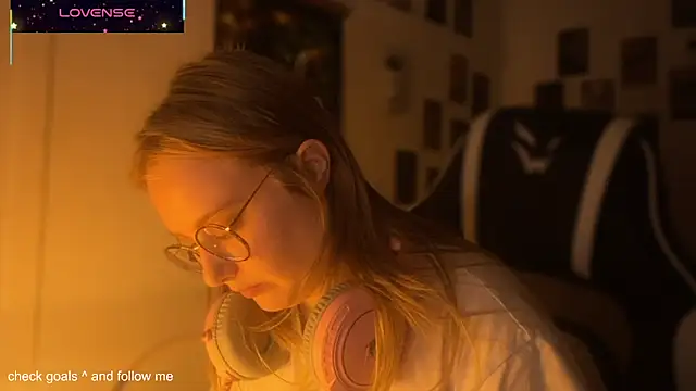 JacyWinslat online show from 10-21-25, 04:41