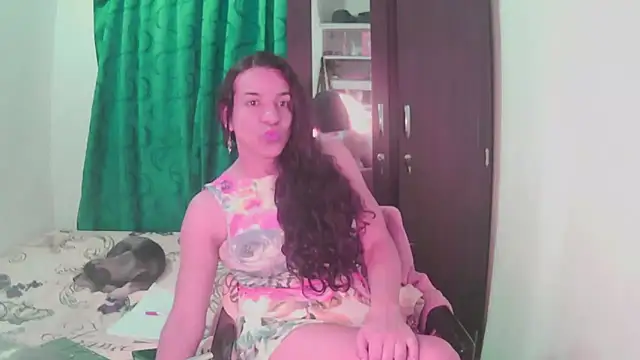 Snapshot of Oh_Tique chatting on 10-05-25, 04:49 Oh Tique online show from 10-05-25, 04:49