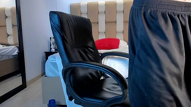 Snapshot of Aaron_Scoot chatting on 12-08-24, 12:18 Aaron Scoot online show from 12-08-24, 12:18