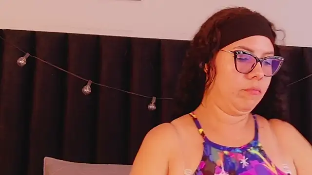 hotlatinateacher online show from 10-31-25, 08:21