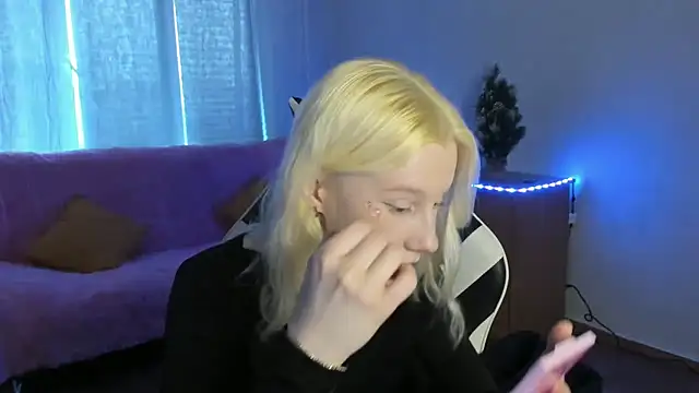 Snapshot of EnigmaSee chatting on 01-08-26, 09:00 EnigmaSee online show from 01-08-26, 09:00