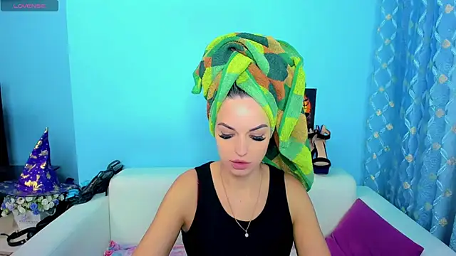 Snapshot of LindaaLu chatting on 11-18-25, 03:01 LindaaLu online show from 11-18-25, 03:01