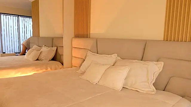 Zoe Benson online show from 11-18-25, 01:04