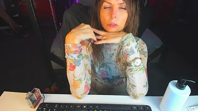 Elizabe th online show from 03-10-25, 06:59