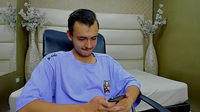 Snapshot of Desmon_Clark chatting on 02-02-25, 07:14 Desmon Clark online show from 02-02-25, 07:14