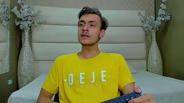 Snapshot of Desmon_Clark chatting on 02-08-25, 02:47 Desmon Clark online show from 02-08-25, 02:47