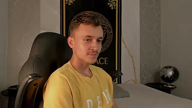 Snapshot of Desmon_Clark chatting on 02-20-25, 09:42 Desmon Clark online show from 02-20-25, 09:42