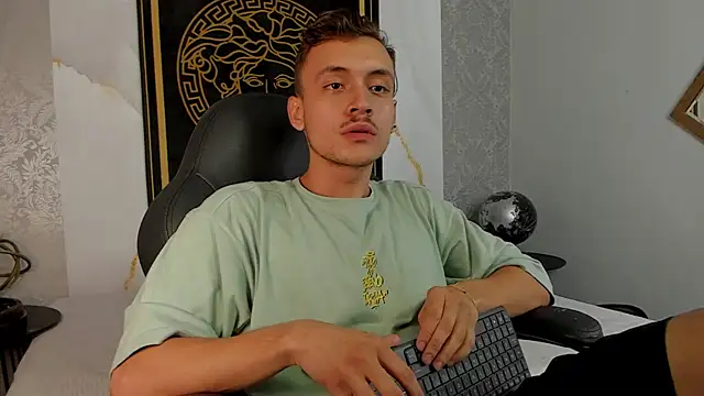 Snapshot of Desmon_Clark chatting on 02-27-25, 01:38 Desmon Clark online show from 02-27-25, 01:38