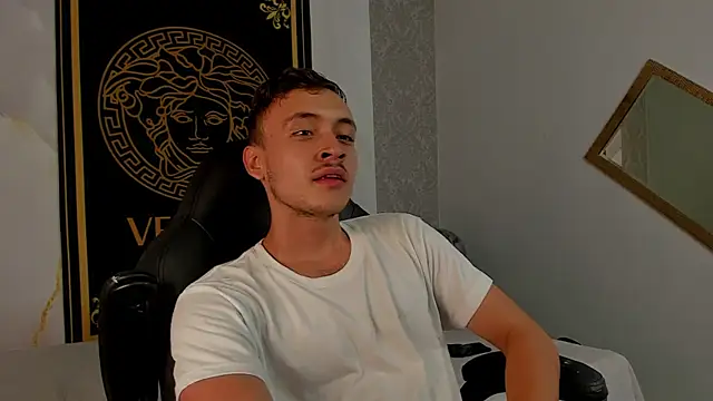 Snapshot of Desmon_Clark chatting on 03-02-25, 05:44 Desmon Clark online show from 03-02-25, 05:44