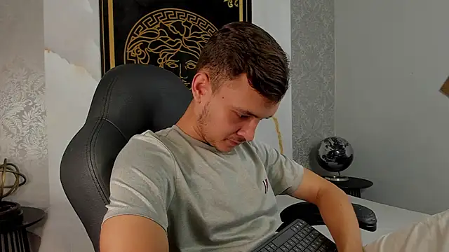 Snapshot of Desmon_Clark chatting on 03-04-25, 09:00 Desmon Clark online show from 03-04-25, 09:00