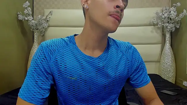 Snapshot of Desmon_Clark chatting on 03-11-25, 01:05 Desmon Clark online show from 03-11-25, 01:05