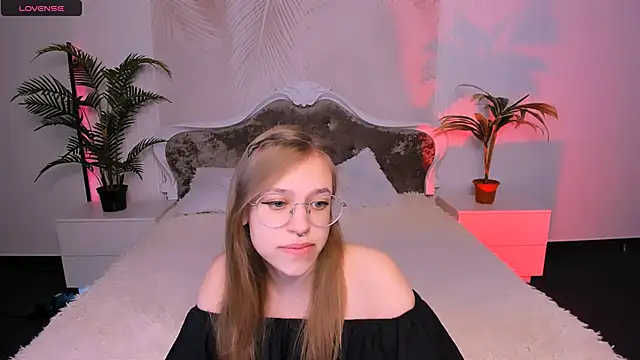 Snapshot of LayriantaVee chatting on 01-15-25, 07:05 LayriantaVee online show from 01-15-25, 07:05