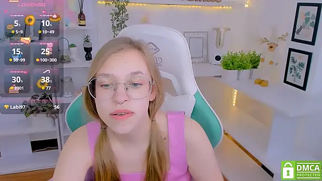 Snapshot of LayriantaVee chatting on 02-10-25, 10:09 LayriantaVee online show from 02-10-25, 10:09