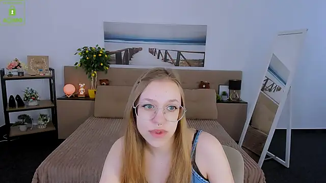 Snapshot of LayriantaVee chatting on 03-06-25, 07:03 LayriantaVee online show from 03-06-25, 07:03