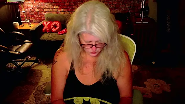 Snapshot of AliceHarlot chatting on 02-19-26, 05:47 AliceHarlot online show from 02-19-26, 05:47