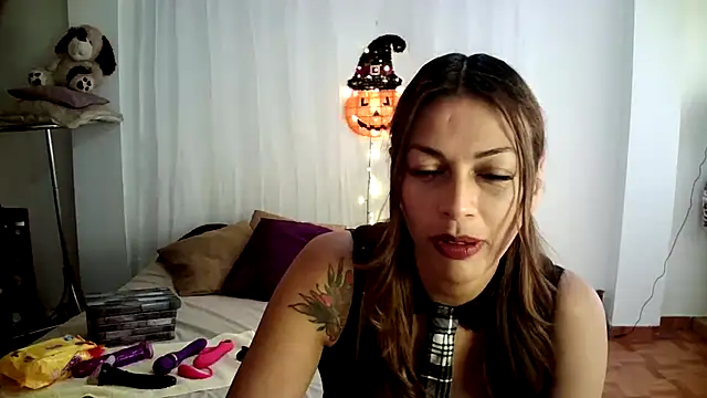 Snapshot of Hanna_Charming chatting on 10-08-25, 06:38 Hanna Charming online show from 10-08-25, 06:38