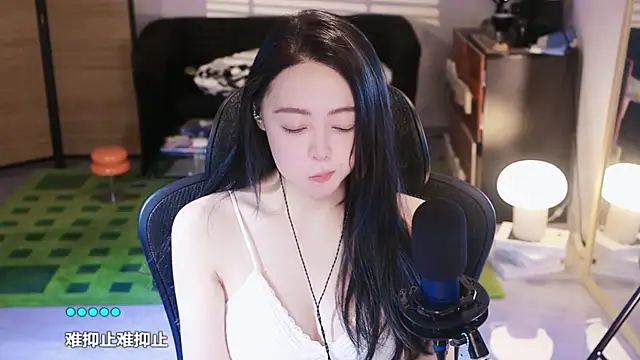 Snapshot of Roseonly_ chatting on 10-13-25, 05:07 Roseonly online show from 10-13-25, 05:07