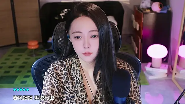 Snapshot of Roseonly_ chatting on 10-27-25, 05:11 Roseonly online show from 10-27-25, 05:11