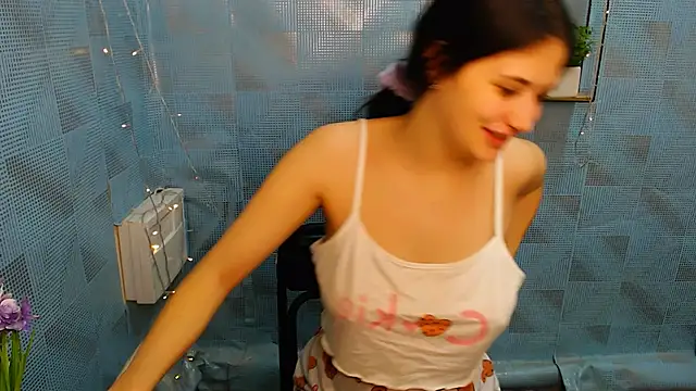 Snapshot of AliceSexyyy_ chatting on 12-21-24, 02:09 AliceSexyyy online show from 12-21-24, 02:09