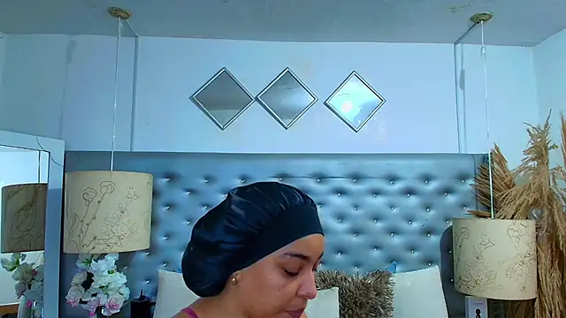 Snapshot of EileenBenzon chatting on 02-11-26, 03:39 EileenBenzon online show from 02-11-26, 03:39