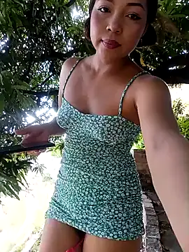 Snapshot of sweet_outdoor_charm chatting on 12-18-24, 06:35 sweet outdoor charm online show from 12-18-24, 06:35