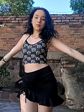 Snapshot of sweet_outdoor_charm chatting on 09-28-25, 08:03 sweet outdoor charm online show from 09-28-25, 08:03