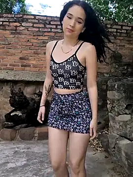 Snapshot of sweet_outdoor_charm chatting on 10-08-25, 07:33 sweet outdoor charm online show from 10-08-25, 07:33