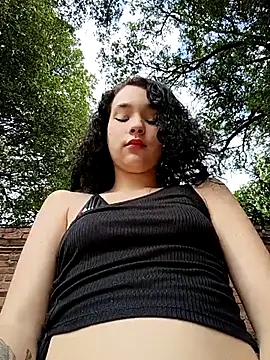 Snapshot of sweet_outdoor_charm chatting on 11-23-25, 07:35 sweet outdoor charm online show from 11-23-25, 07:35