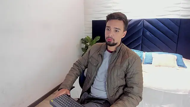 Snapshot of Edward_max chatting on 02-14-25, 03:43 Edward max online show from 02-14-25, 03:43