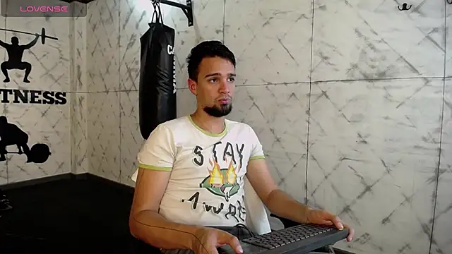 Snapshot of Edward_max chatting on 02-19-25, 11:36 Edward max online show from 02-19-25, 11:36