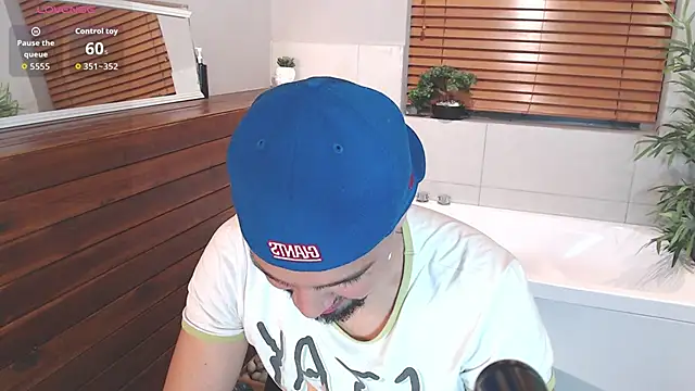 Snapshot of Edward_max chatting on 11-19-25, 04:01 Edward max online show from 11-19-25, 04:01