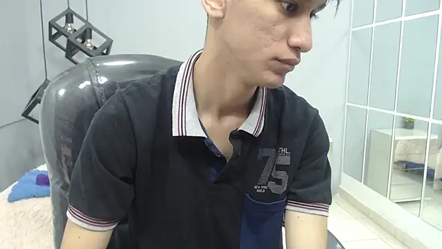 Snapshot of alan_ws chatting on 01-11-25, 12:18 alan ws online show from 01-11-25, 12:18