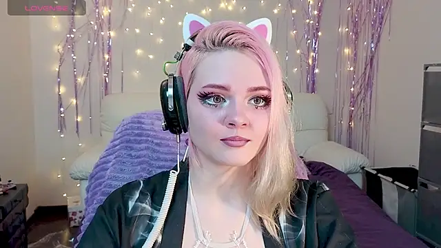 Snapshot of One_Moment_ chatting on 12-17-24, 06:53 One Moment online show from 12-17-24, 06:53