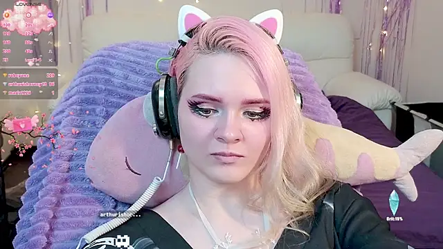 Snapshot of One_Moment_ chatting on 12-17-24, 10:00 One Moment online show from 12-17-24, 10:00