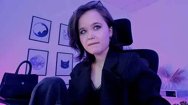 Elainebeness online show from 12-18-24, 01:59