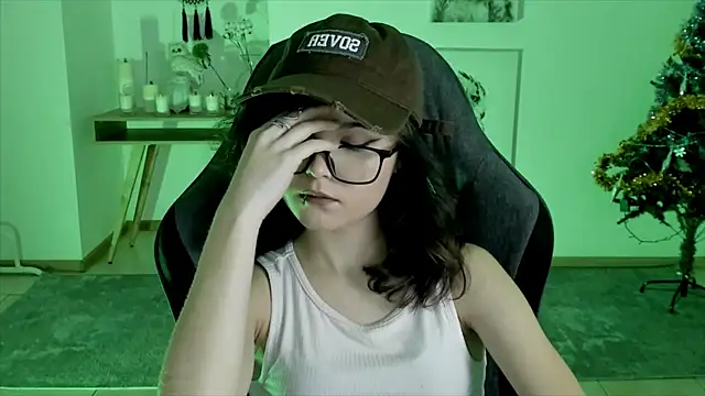 Elainebeness online show from 12-19-24, 08:55