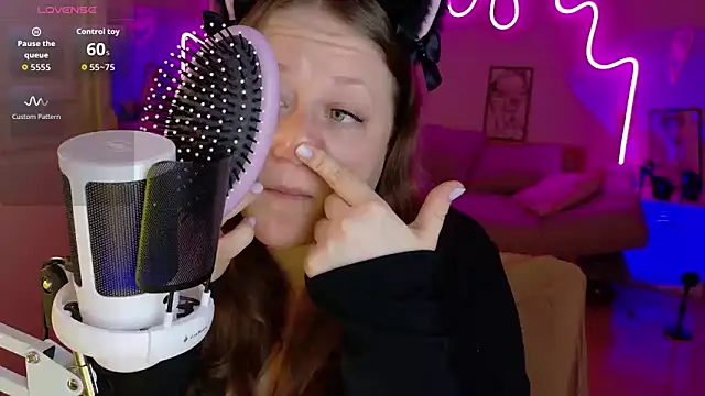 LizzyShine online show from 10-22-25, 04:51