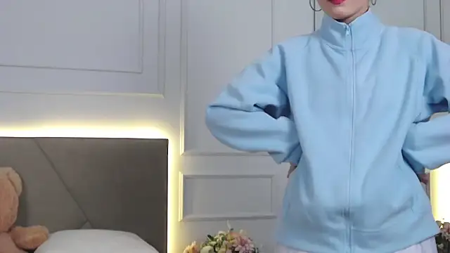 LeilaLow online show from 12-21-24, 12:06