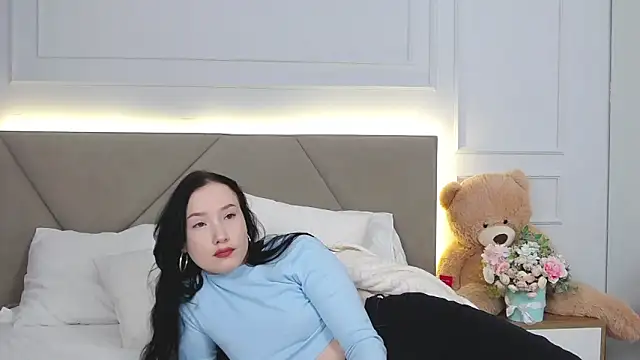 LeilaLow online show from 02-25-25, 12:13